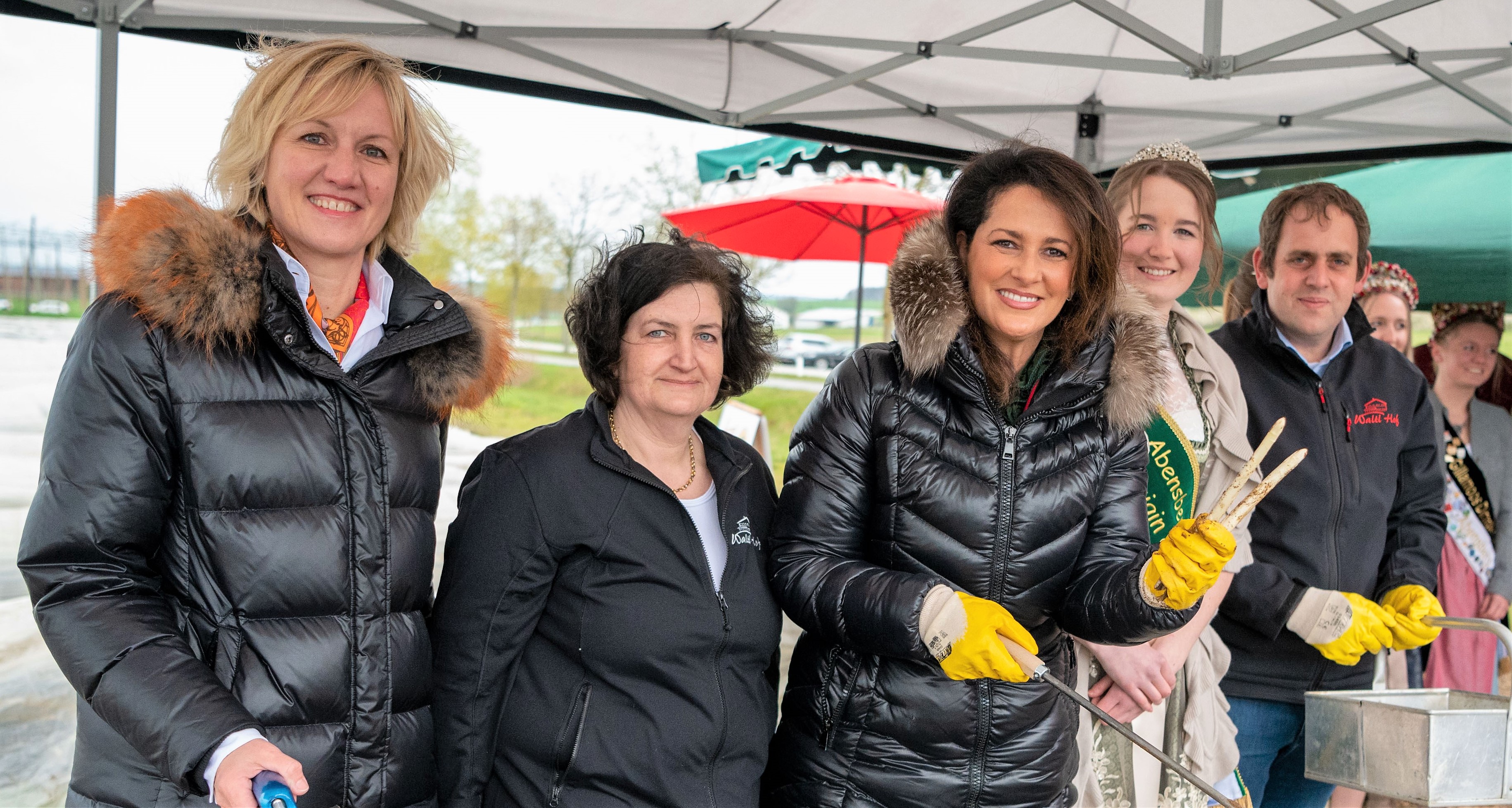 Bayerns Landwirtschaftsministerin Michaela Kaniber (Mitte) eröffnete die Abensberger Spargelsaison